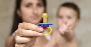 بهترین زمان و روش برای کنار گذاشتن پستانک نوزاد