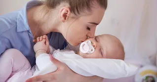 چه زمانی باید پستانک نوزاد را تعویض کنیم؟