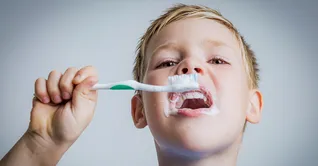 چرا با وجود مسواک زدن، بوی بد دهان همچنان وجود دارد؟