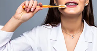 انواع مسواک ارتودنسی و طریقه استفاده از آن