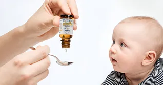 بهترین قطره و شربت برای درمان یبوست نوزاد