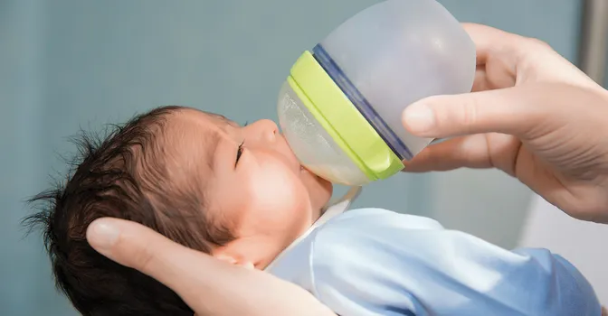 چگونه نوزاد را به شیشه شیر عادت دهیم​؟