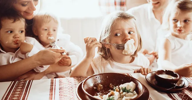 10 ترفند ساده برای تشویق کودکان به غذا خوردن
