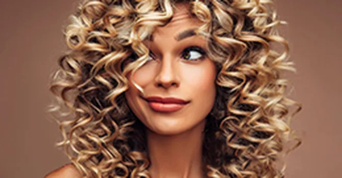 21 نکته برای مراقبت و استایل کردن موی فر؛ تو مو می‌بینی و ما پیچش مو!