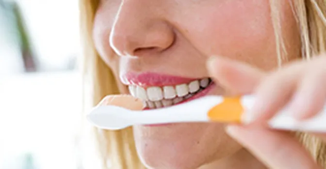 جرم گیری دندان در خانه؛ از مواد طبیعی تا تکنیک‌های مؤثر