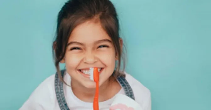 روش‌های خلاقانه برای تشویق کودکان به مسواک زدن؛ دندوناتو سفید کن، سفید مثل ستاره!